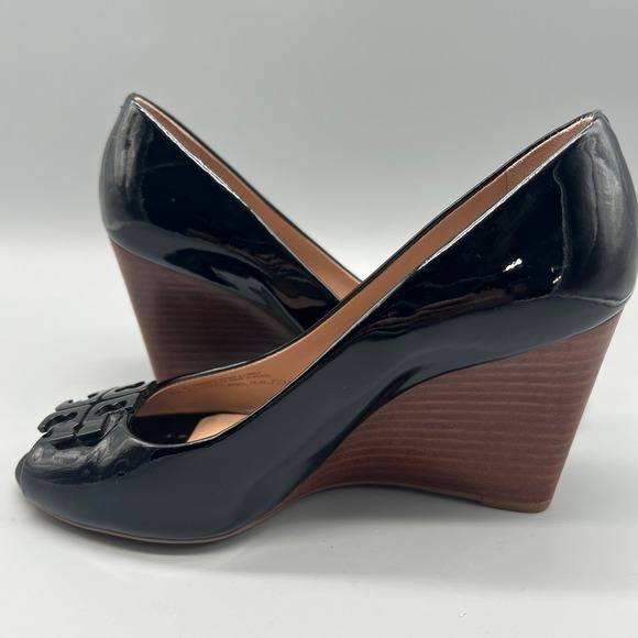 Tory Burch Black Patent Leather Peep Toe Wedge Pumps Logo Medallion 7.5M 5930L - Picture 9 of 10